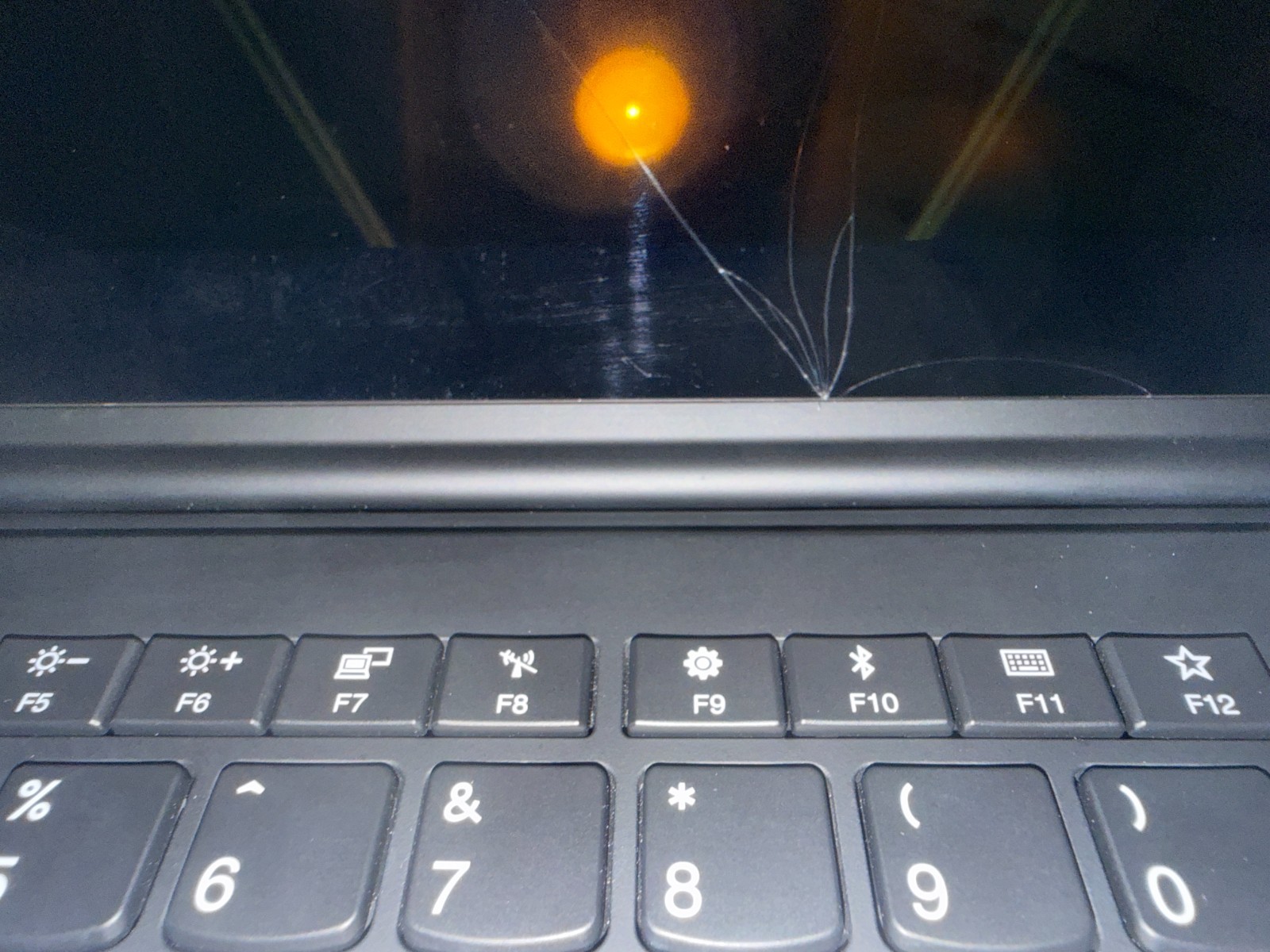 ThinkPad X1 Yoga (3rd Gen) i7-8650u, 16GB RAM, cracked WQHD Touchscreen