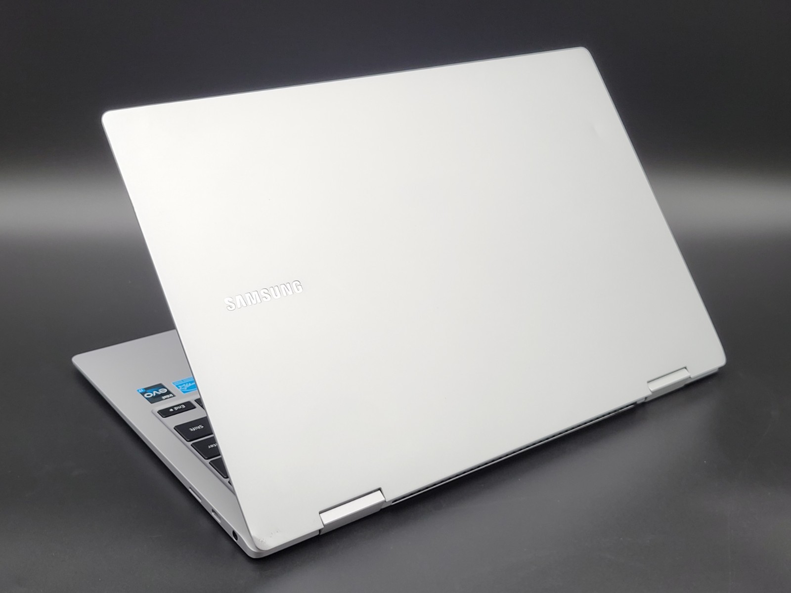 Samsung Galaxy Book2 Pro 13.3″ FHD i7-1260P 16GB 512GB SSD AMOLED Read*