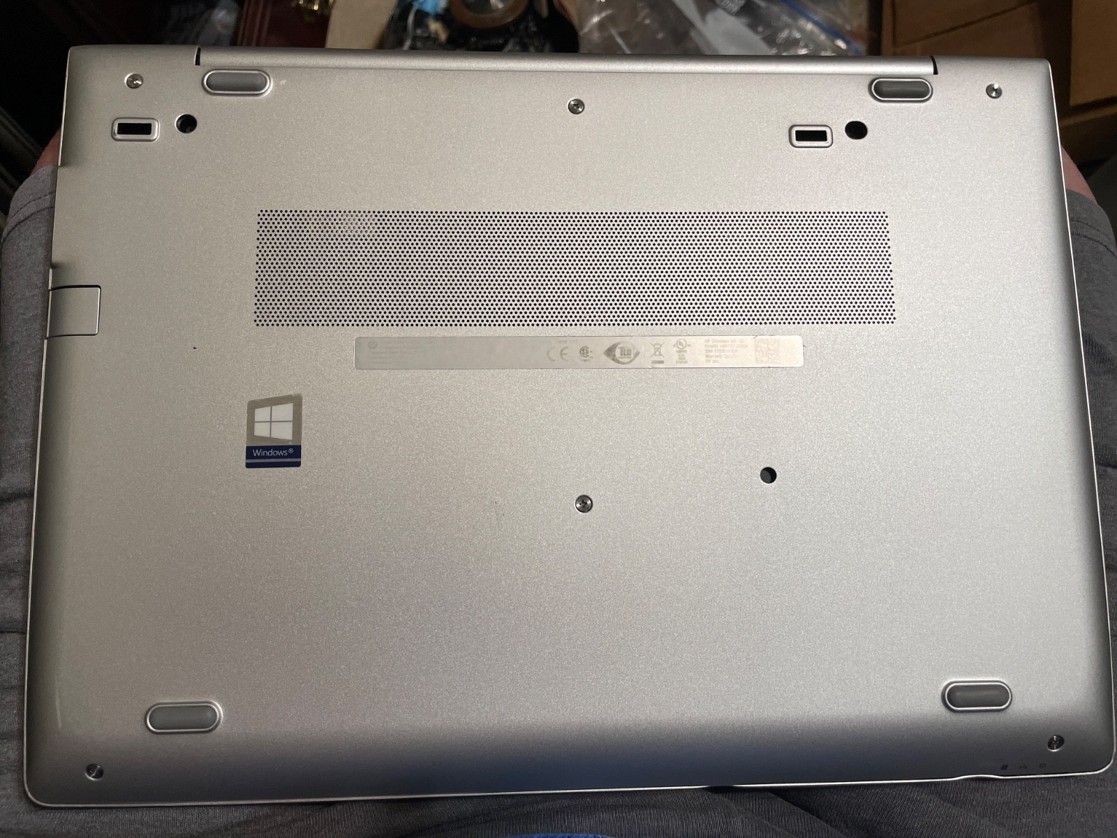 HP EliteBook 840 G6 14″ i5-8265. Missing parts and bad screen.