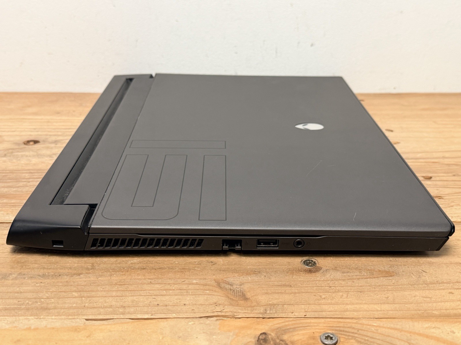 Alienware m15 R2 Gaming Laptop | i7-9750H | RTX 2070 Max-Q 8GB | 16GB RAM | Whit