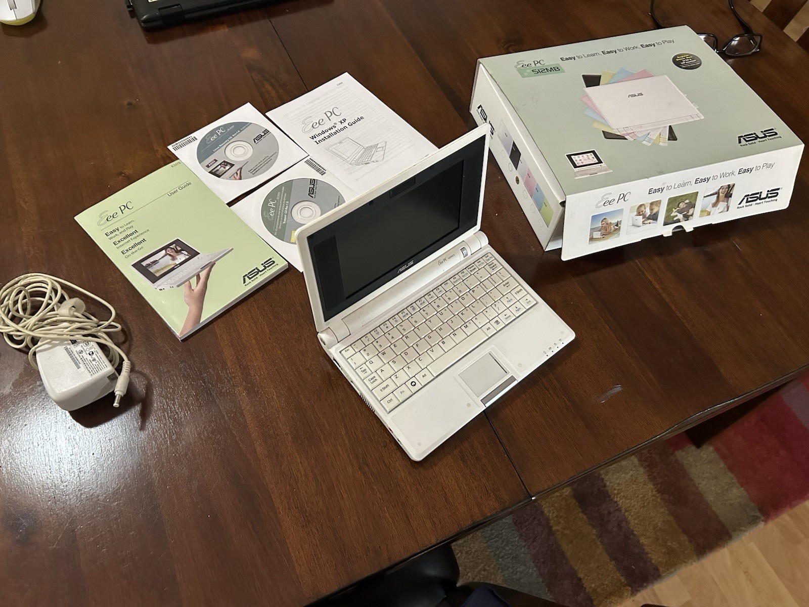 ASUS Eee PC 7in Netbook White Win XP 512MB 4GB SSD Celeron Box Charger