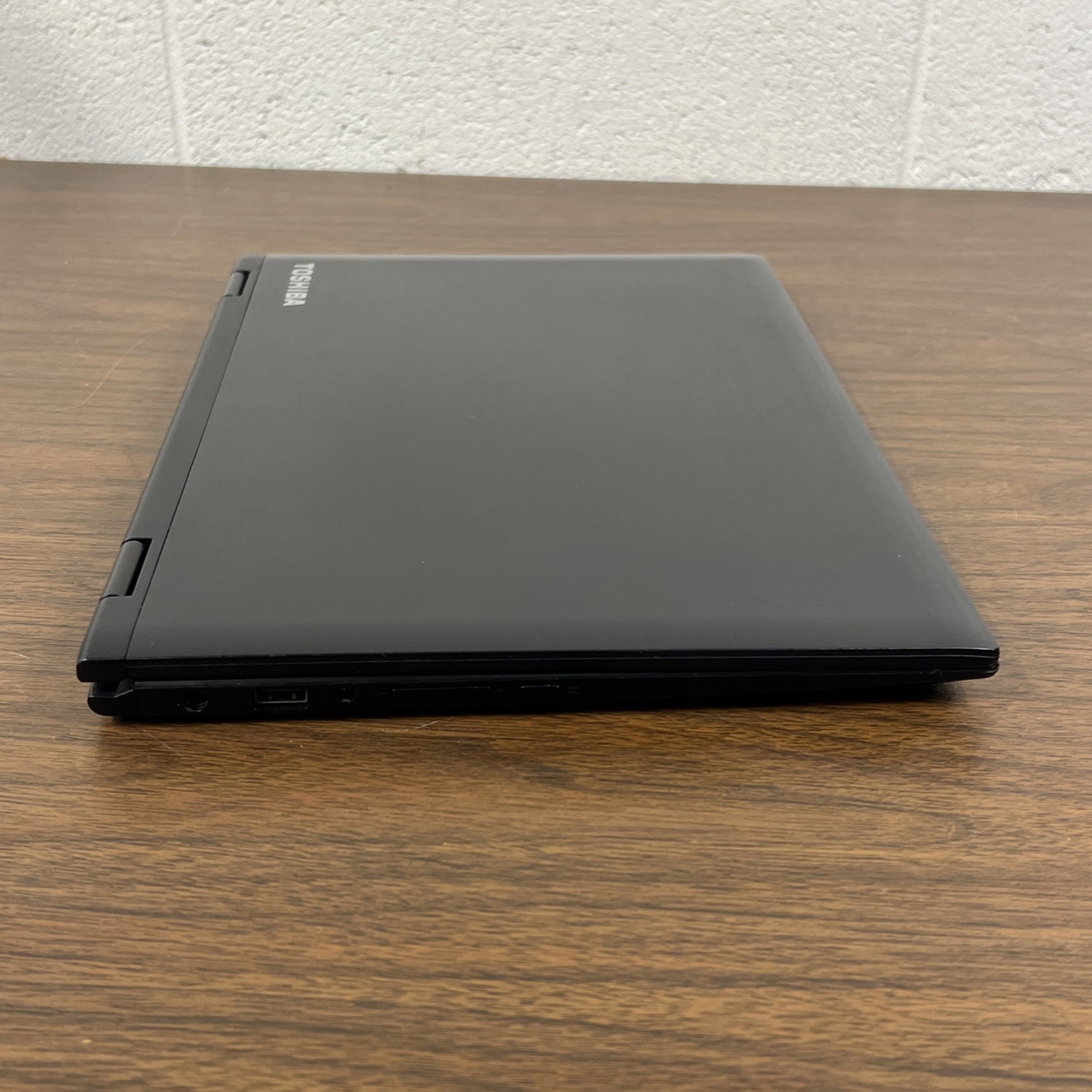 Toshiba Satellite E45W-C4200X 14in. 500GB, 6GB RAM Intel Core i3 5th Gen. 2.1GHz