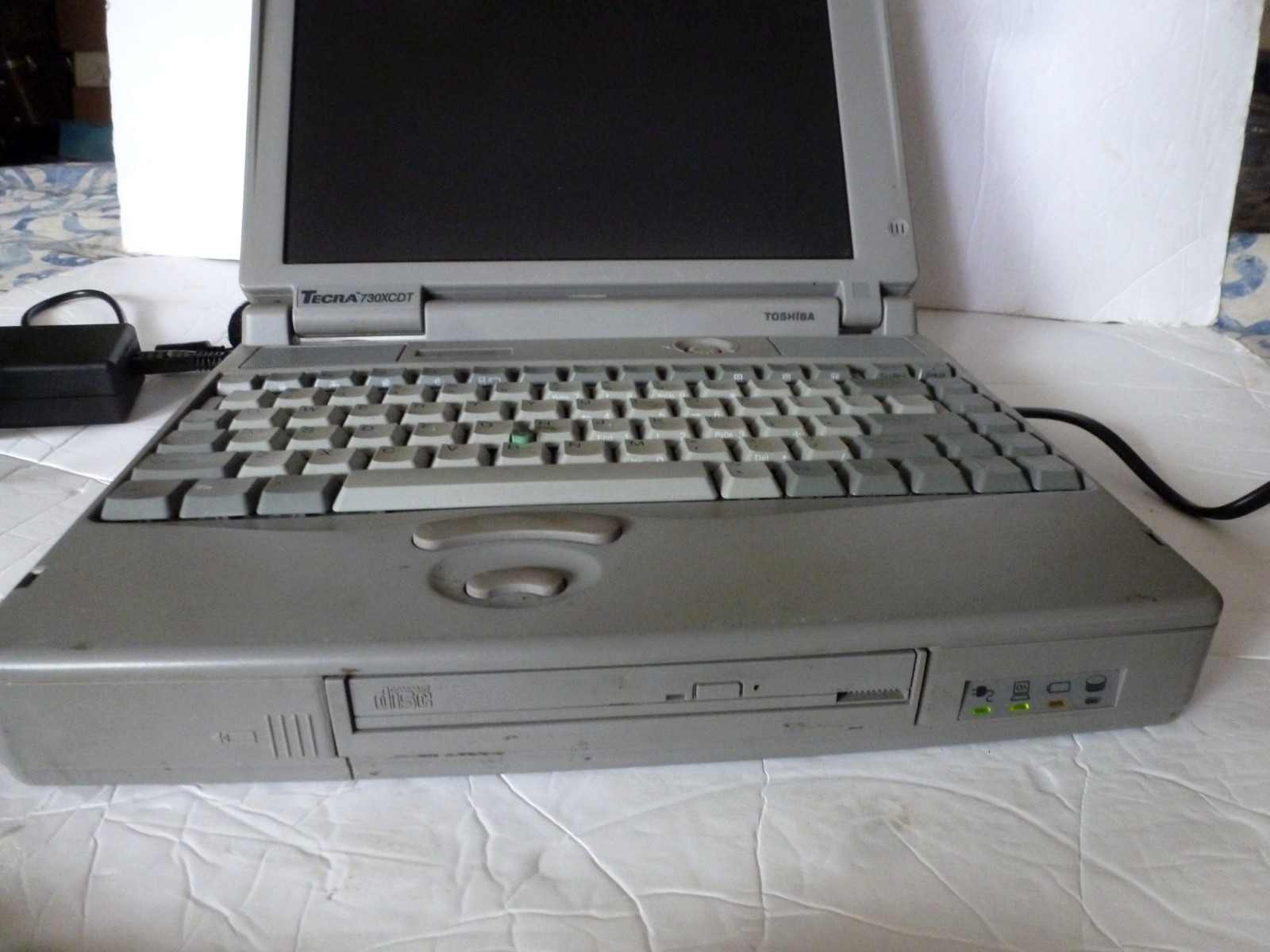 Vintage TOSHIBA TECRA Laptop 730XCDT/2.1 TESTED Windows 98