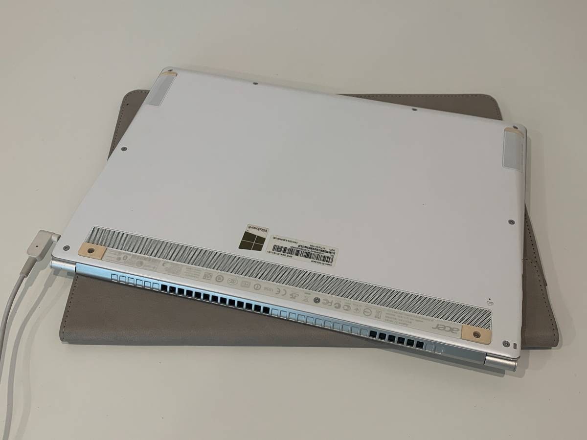 Acer Aspire S7 Ultrabook Laptop with Sleeve *