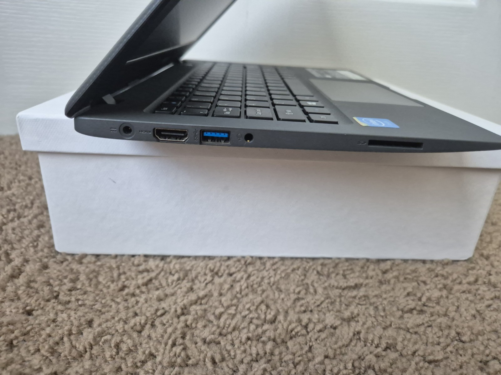 Laptop Acer Aspire One Cloudbook 11 Intel N3050 2GB 32GB AC adapter included