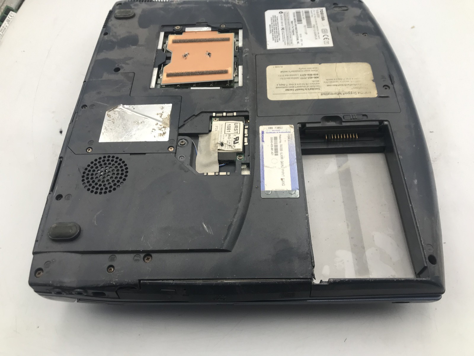 TOSHIBA 5105 S701 – FOR PARTS/DRILLED MOBO – INTEL PENTIUM 4 M – NO RAM -READ-BB