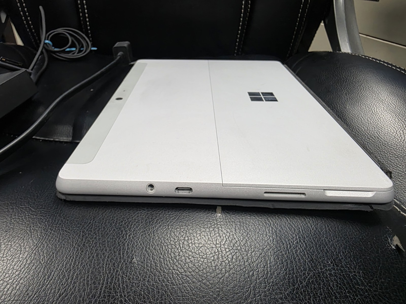 Microsoft Surface Go 3 i3-10100Y 1.3GHz 8GB RAM 128GB SSD+ Charger+Keyboard+ Pen