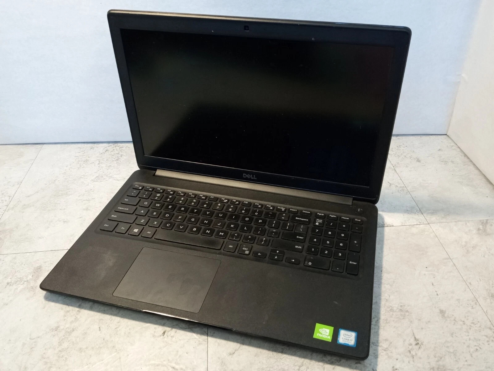 Dell Latitude 3500 i7-8565U 8GB RAM 256GB SSD NVIDIA M130 Win 11 Office 2021