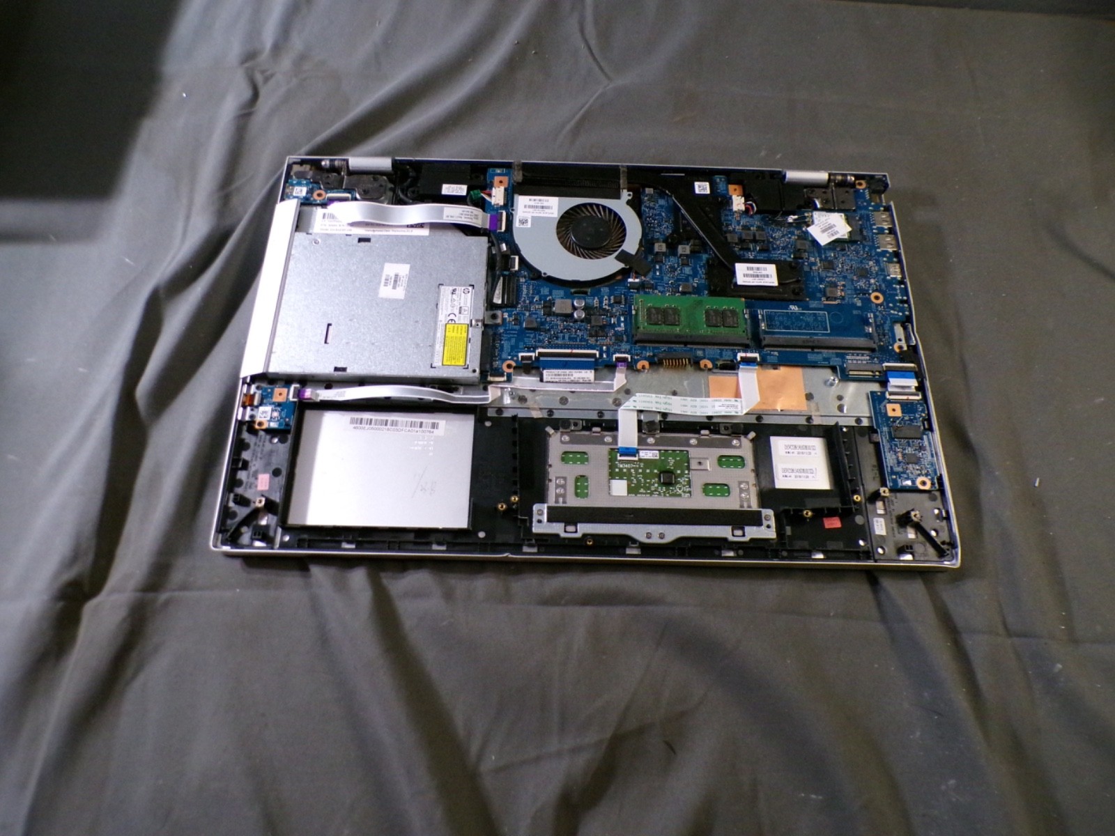 HP ENVY INTEL CORE I7 8TH GEN 8GB RAM **POWER ON NO IMAGE/ MISSING BOTTOM COVER