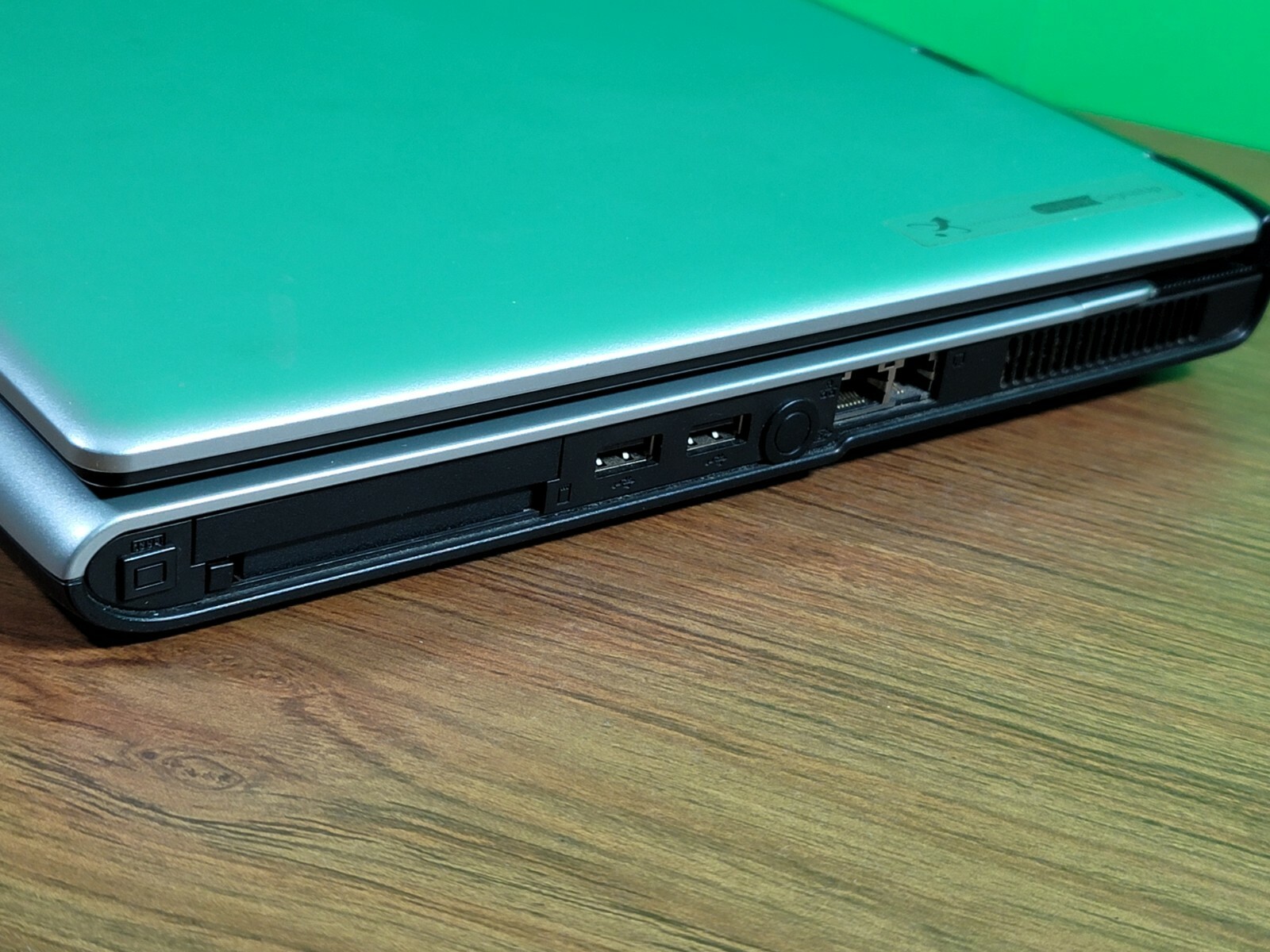 ACER TRAVEL MATE 2300 LAPTOP. WORKS AND POWERS ON GOOD. (SU)