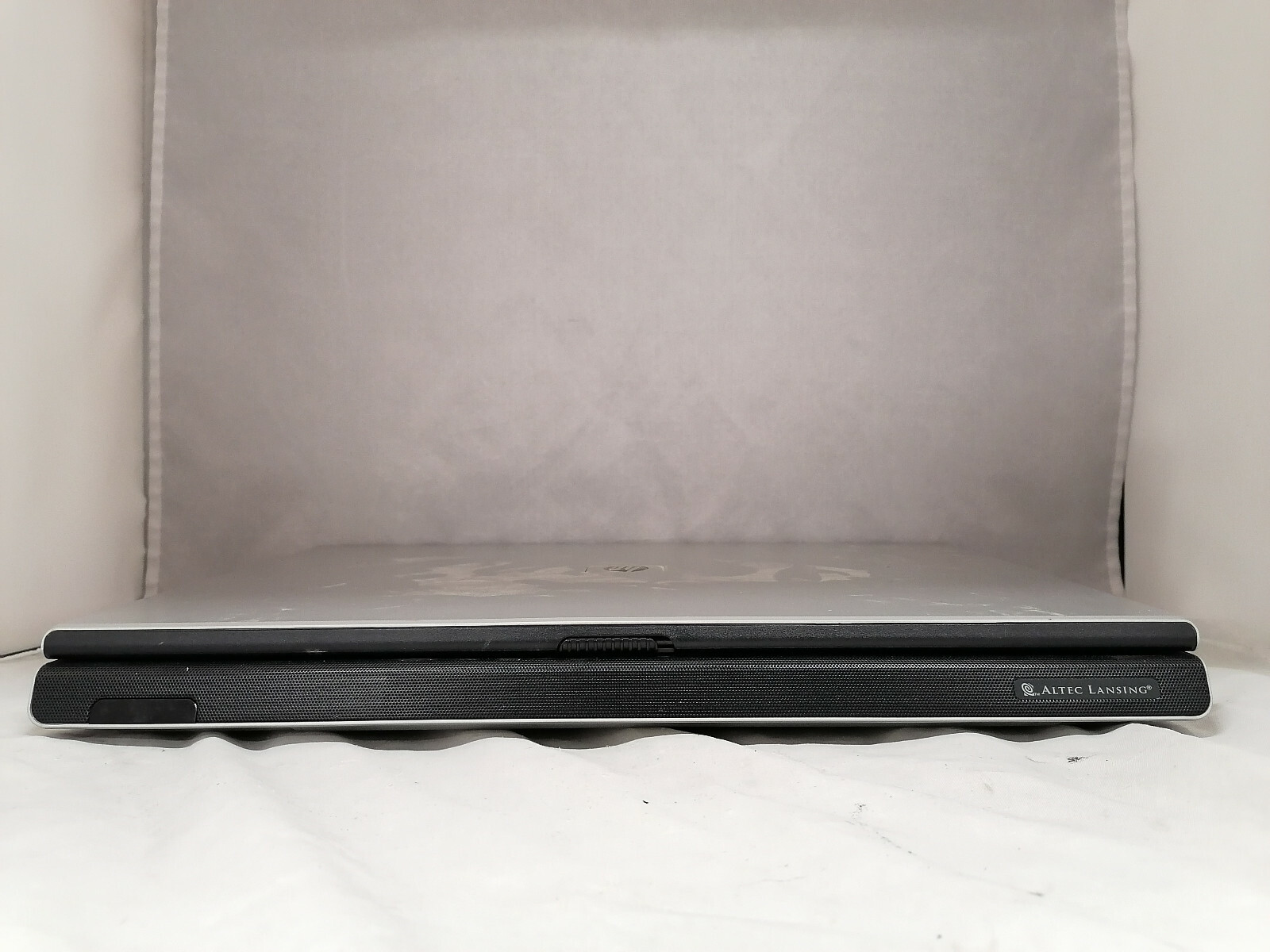 HP Pavilion dv8333cl t2400 2GB DDR2 No Battery No Charger No HDD Powers to Post