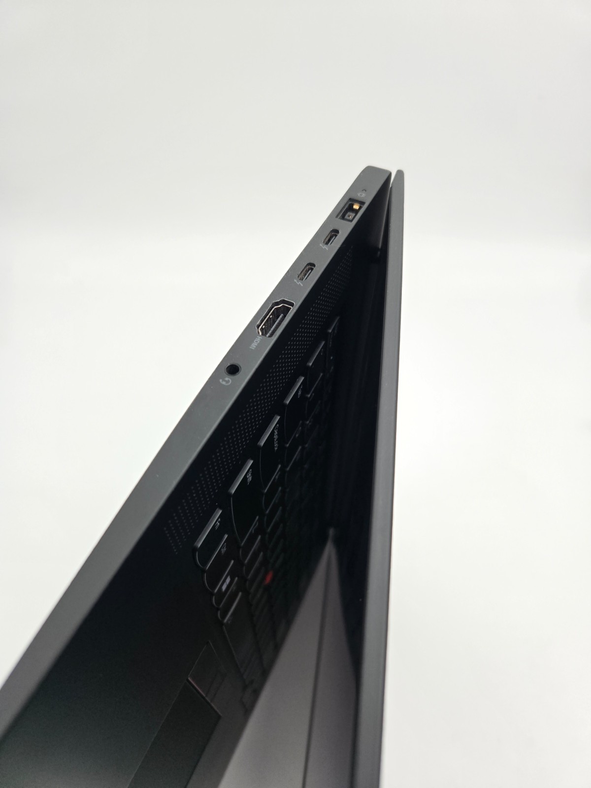 Lenovo ThinkPad P1 Gen 5 16″ WQXGA | A1000 | i7-12800H | 32GB RAM | 1TB SSD |