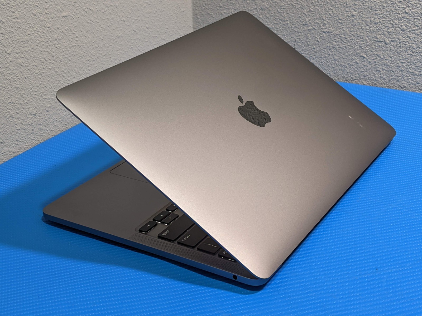 Apple MacBook Pro (2020) 13.3″ A2338 M1 8CPU/8GPU 3.2GHz 8GB 256GB MYDA2LL/A +PA