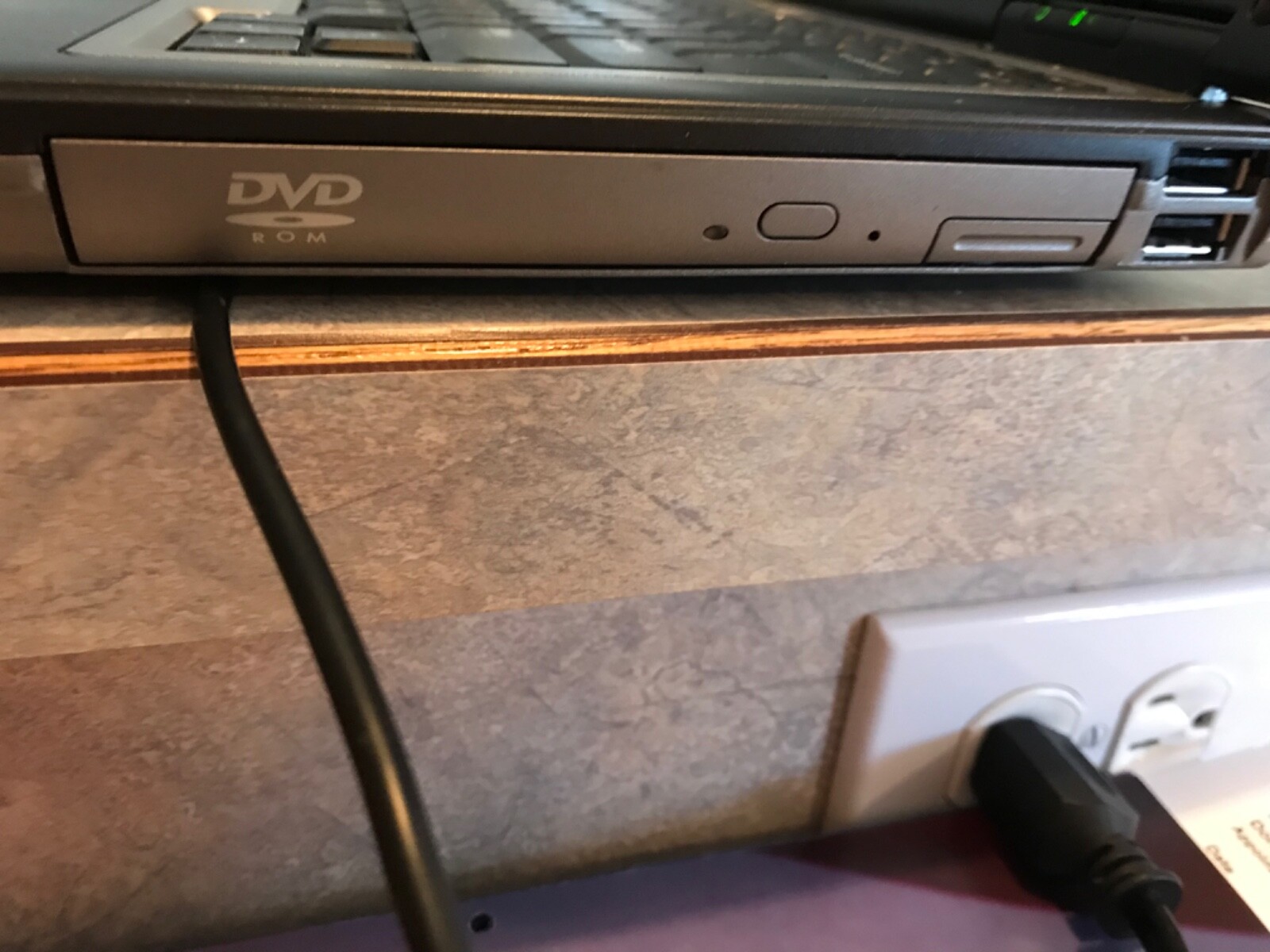 Dell Latitude D630 Laptop Core 2 Duo CPU, New Battery, power pack, carry case.