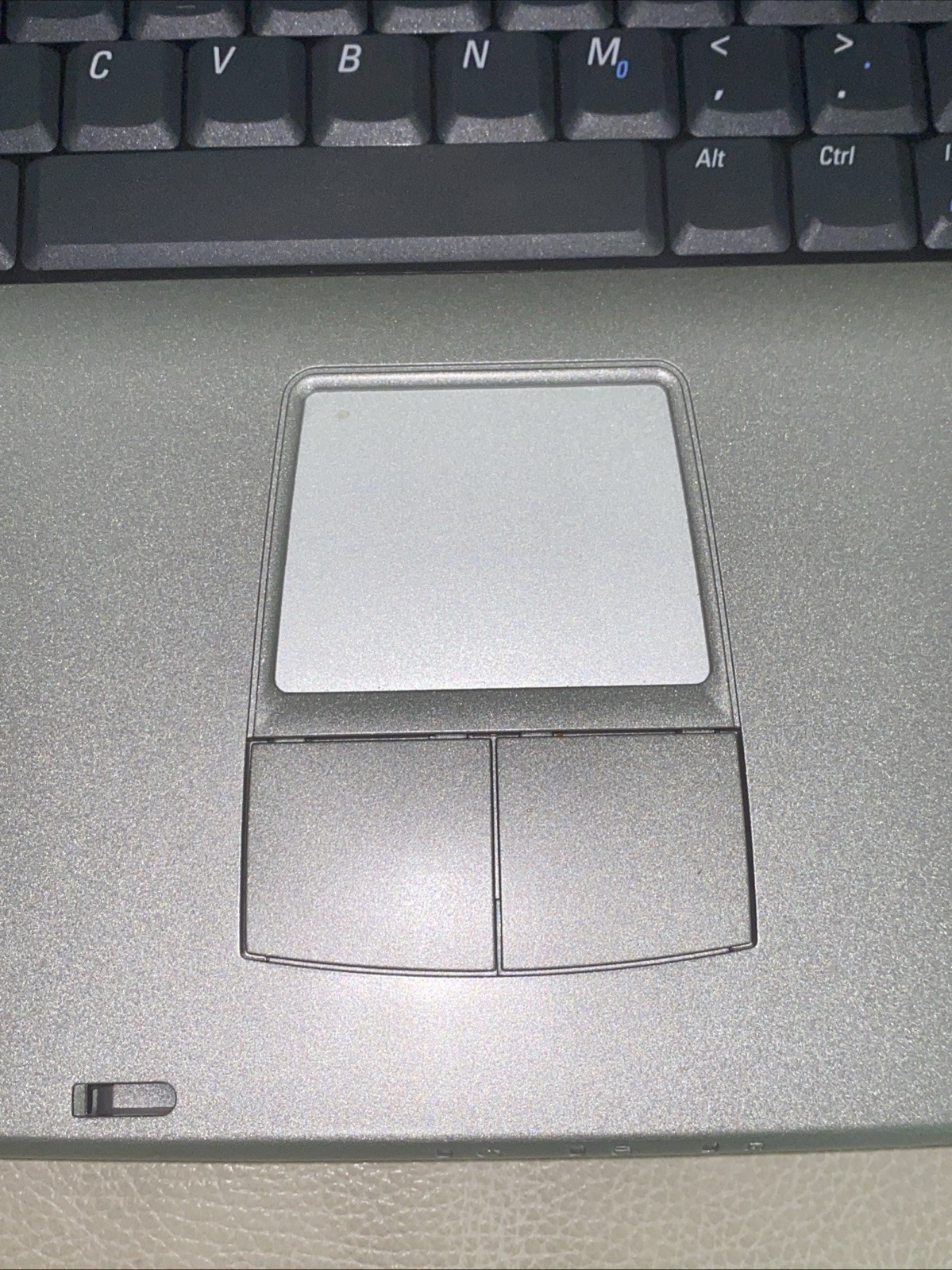 DELL INSPIRON 1150 LAPTOP — NEEDS A NEW BATTERY AND CHARGE – FOR PARTS ONLY