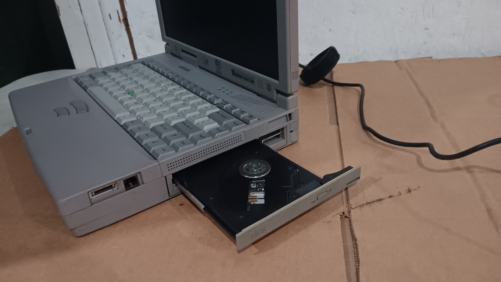 Vintage Retro Toshiba Tecra 780CDM Laptop Intel P2 @ 266 MHz 13.3″ LCD Screen CD