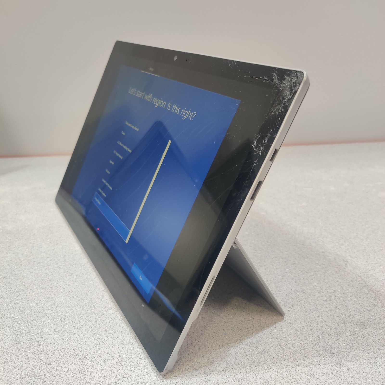 Microsoft Surface Pro 5th Gen 1807 Tablet 8GB 256GB Wi-Fi FOR PARTS DAMAGED