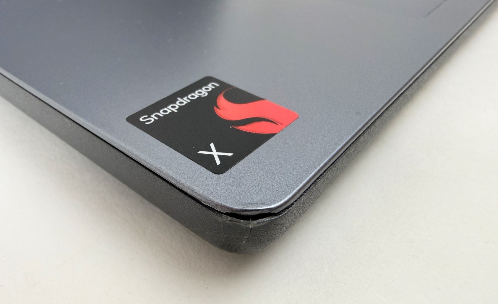 Lenovo IdeaPad Slim 3 15Q8X10 15.3″ WUXGA Touch Snapdragon X 16GB 1TB W11H Dents