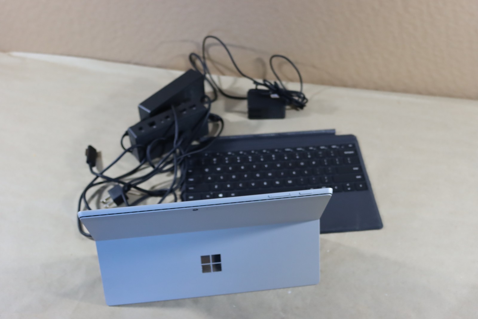 Microsoft Surface Pro 5 i5-7300U 8GB RAM 256GB Wi-Fi + LTE