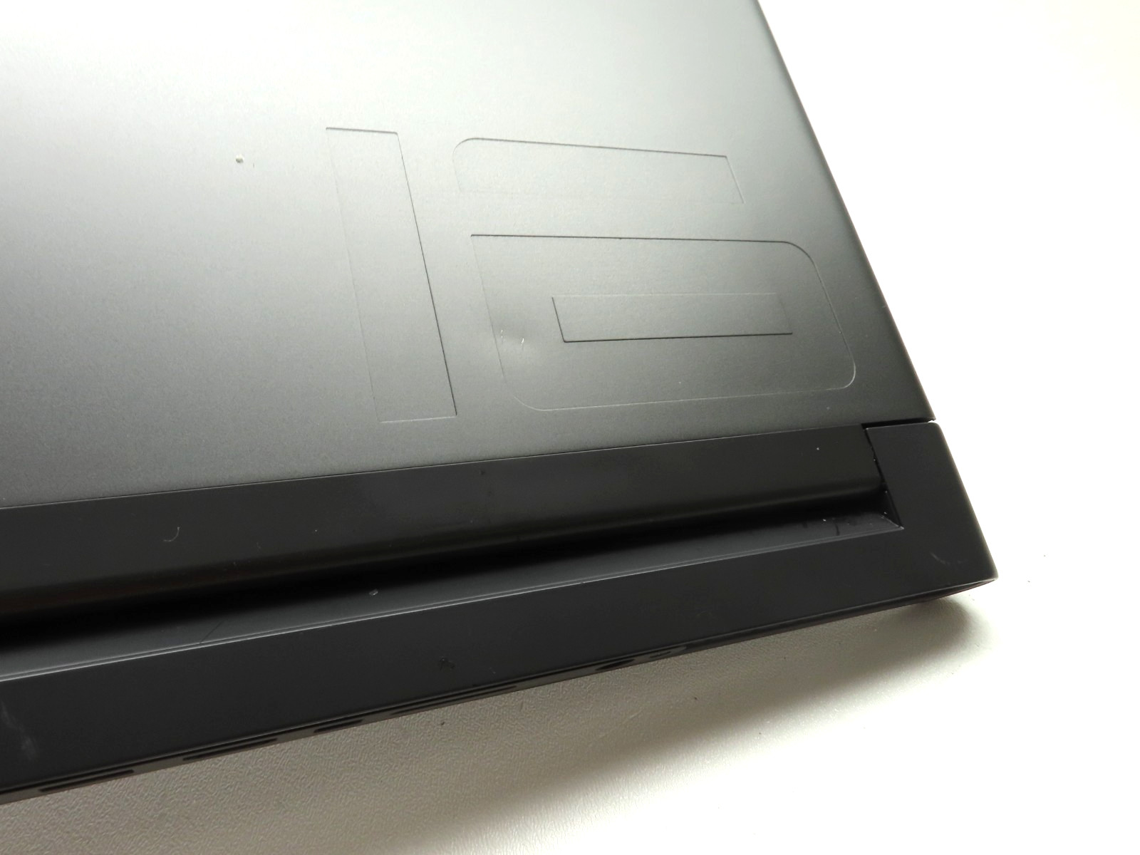 Alienware M16 R1 16″ Intel i7-13700HX 2.1GHz 16GB RAM 1TB SSD RTX 4070