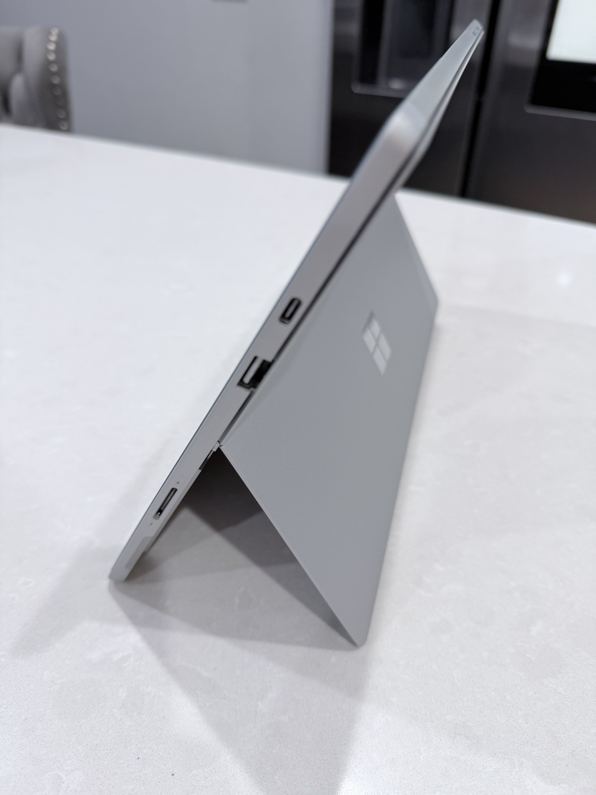 Microsoft Surface Pro 7 16GB 256GB i5-1035G7 Wi-Fi + Cover Keyboard + UAG Case