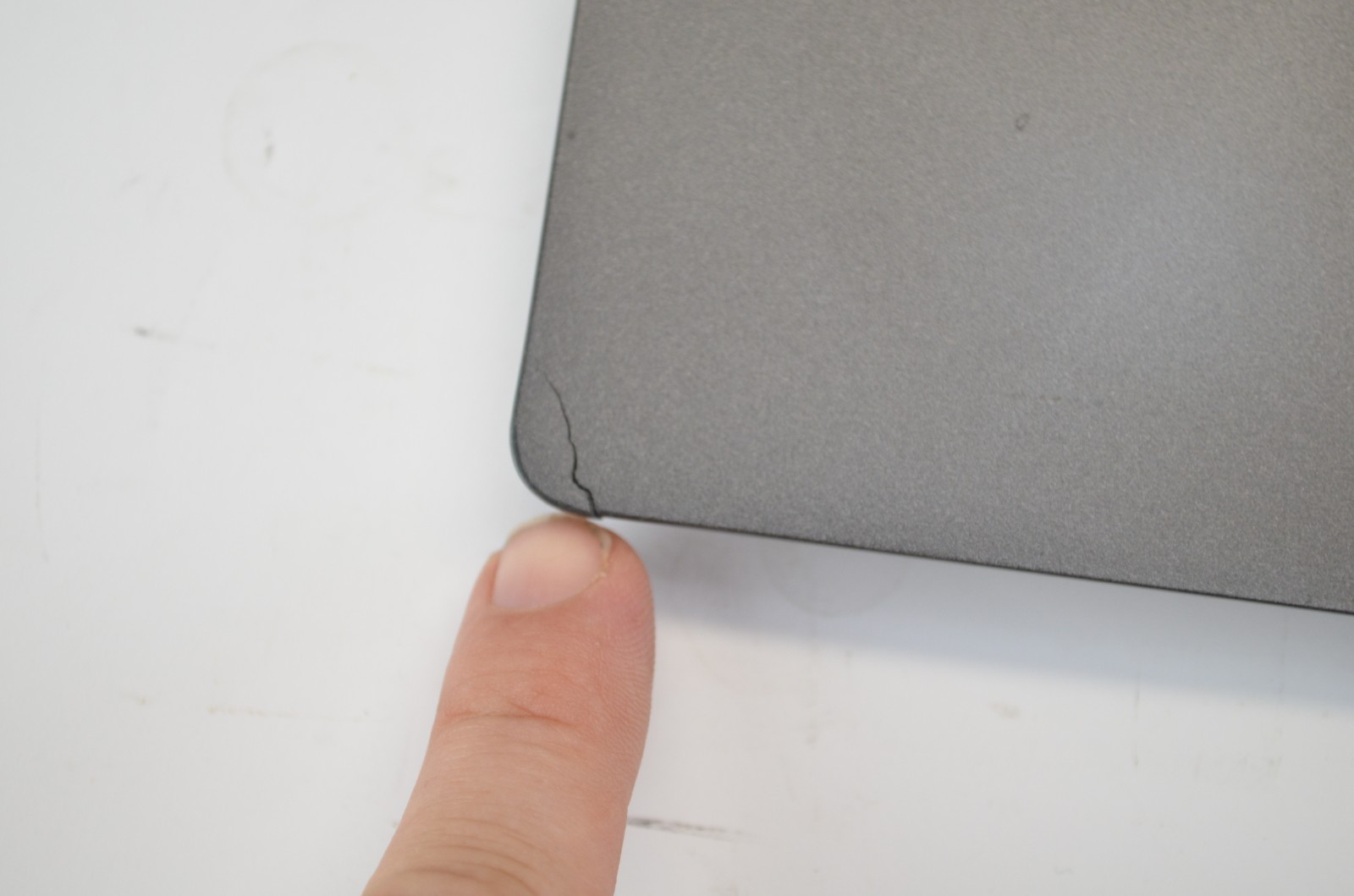Dell Latitude 5401 14″ FHD i5-9400H 8GB RAM Cracked Screen No SSD No Charger