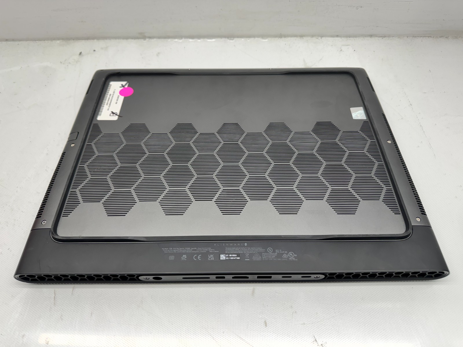 Dell Alienware M18 R1 18″ Ryzen 9 7945@2.5GHz 32GB RAM 1TB SSD RX 7900M *READ*