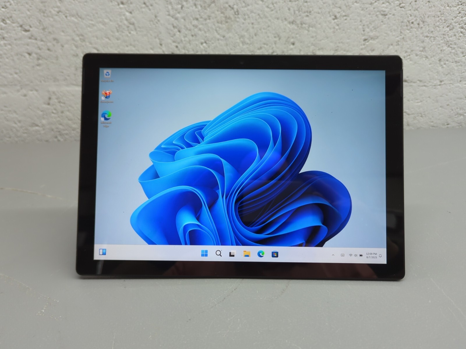 Microsoft Surface Pro 7 i5 8GB RAM 256GB SSD 12.3″ Tablet – White Spots on LCD