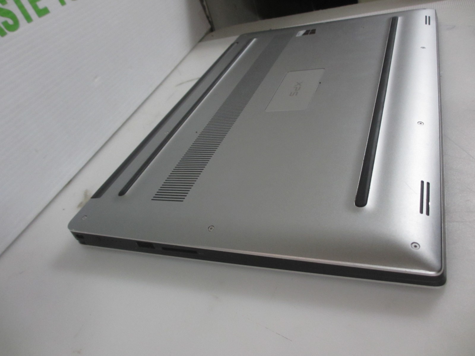 Dell XPS 15 9560 i7-7700U 2.80GHz 16GB 240GB M2SSD NOOS LAPTOP + AC READ