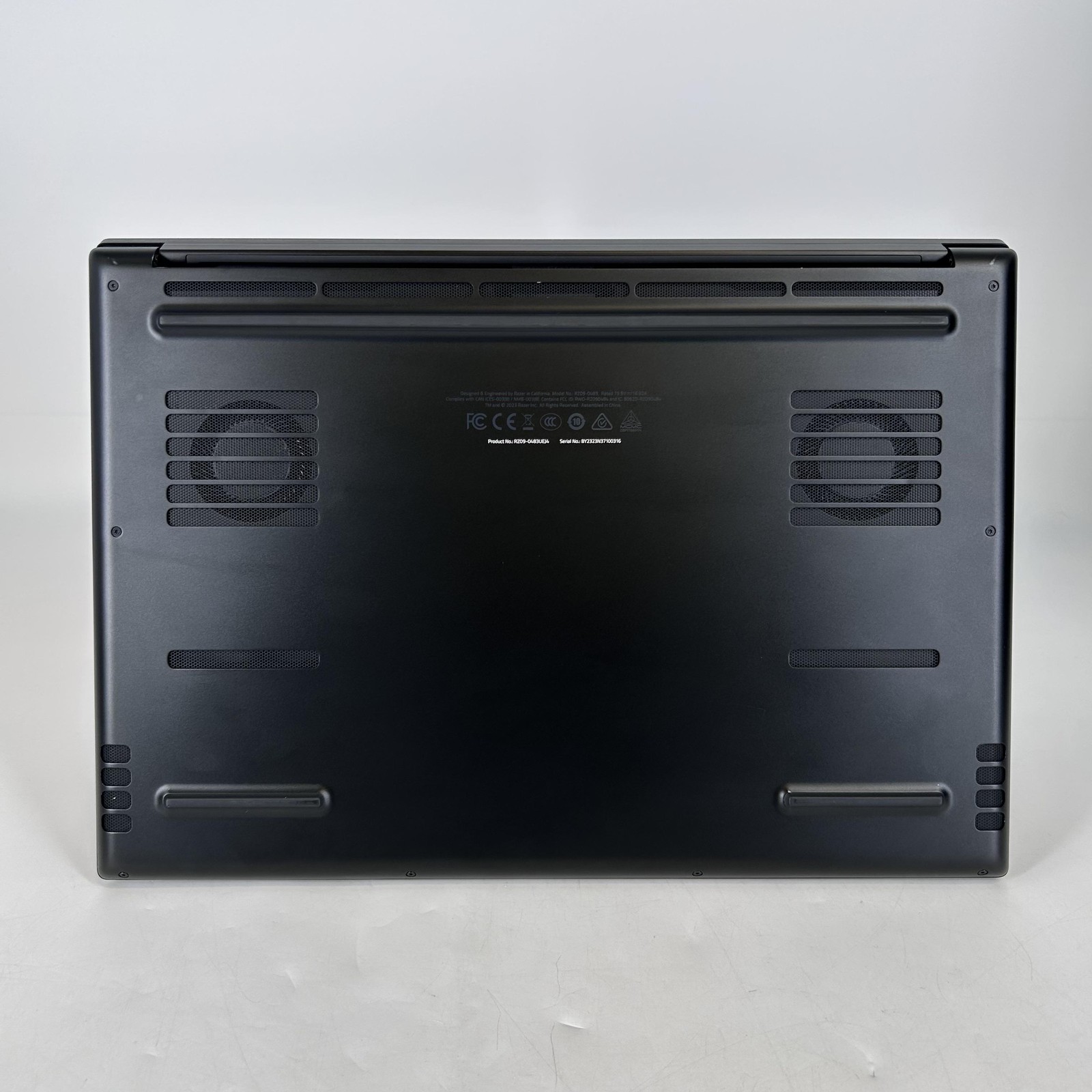 Razer Blade 16 120Hz UHD+ 2.2 GHz i9-13950HX 32GB 1TB/1TB RTX 4090 Very Good