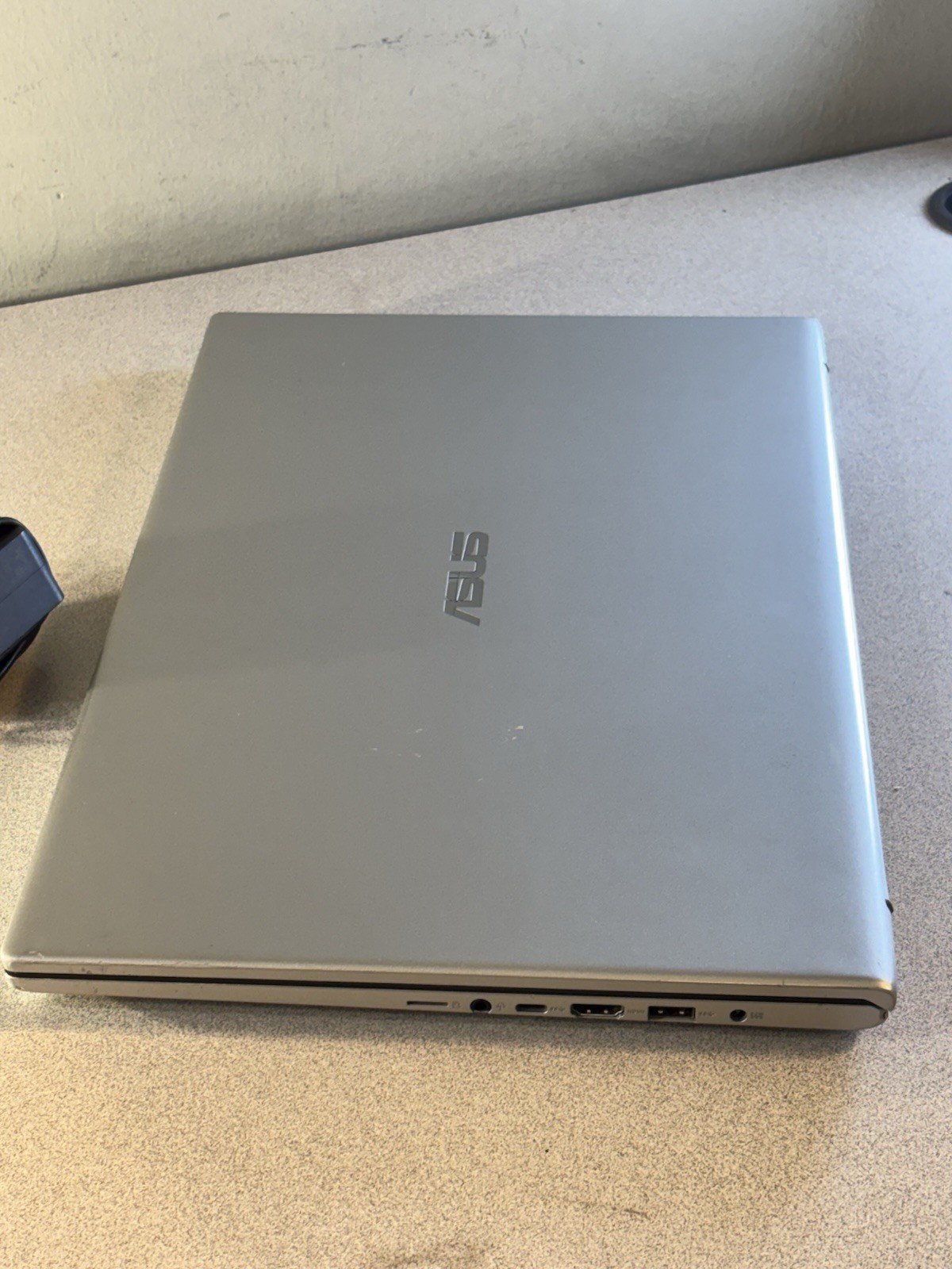 ASUS VivoBook X712A 17.3″ Intel Core i7 1165G7 @ 2.80 GHz 512GB SSD. 8GB RAM,