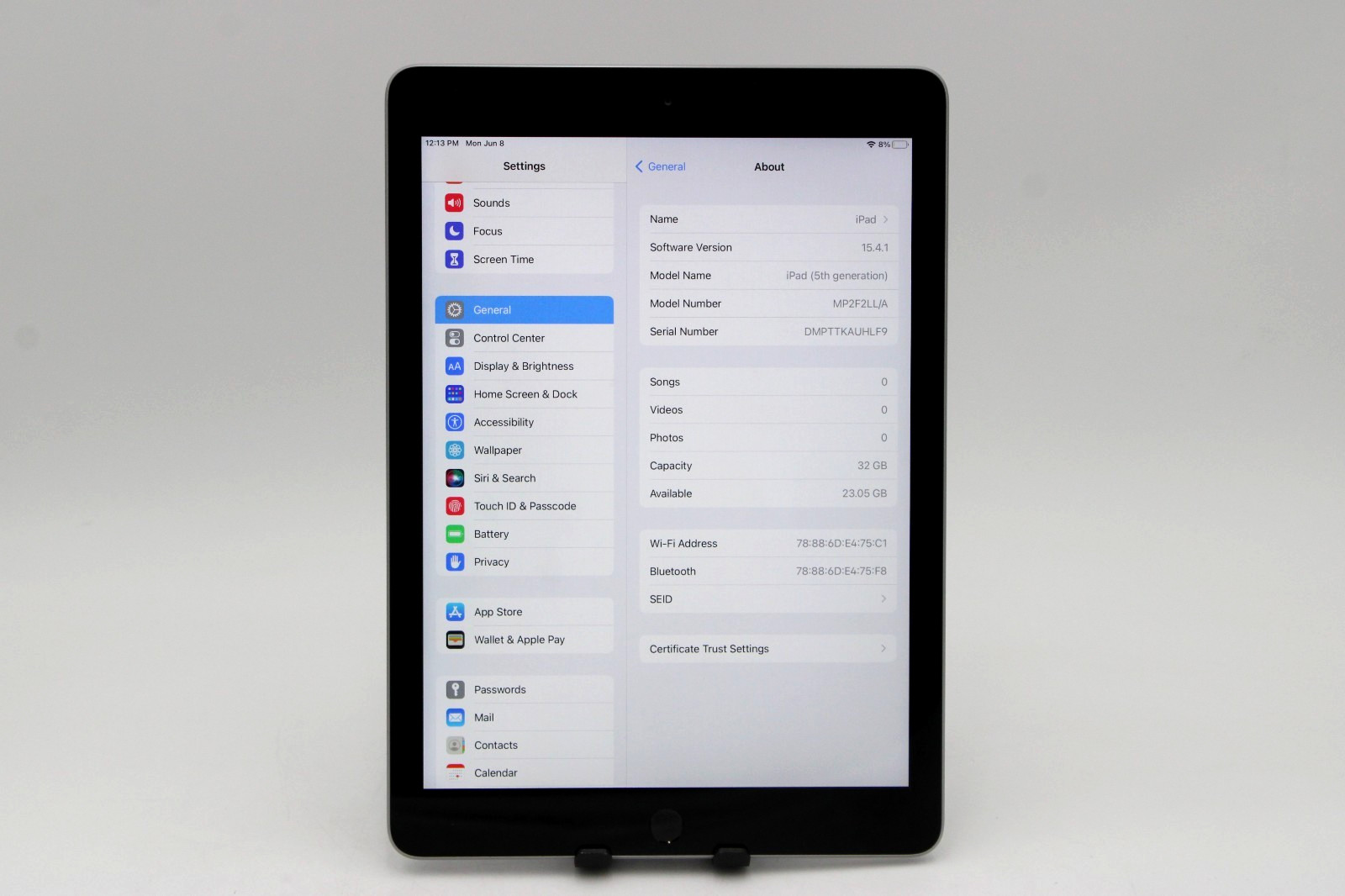 Apple iPad 5th Gen A1822 32GB Wi-Fi 9.7 Gray