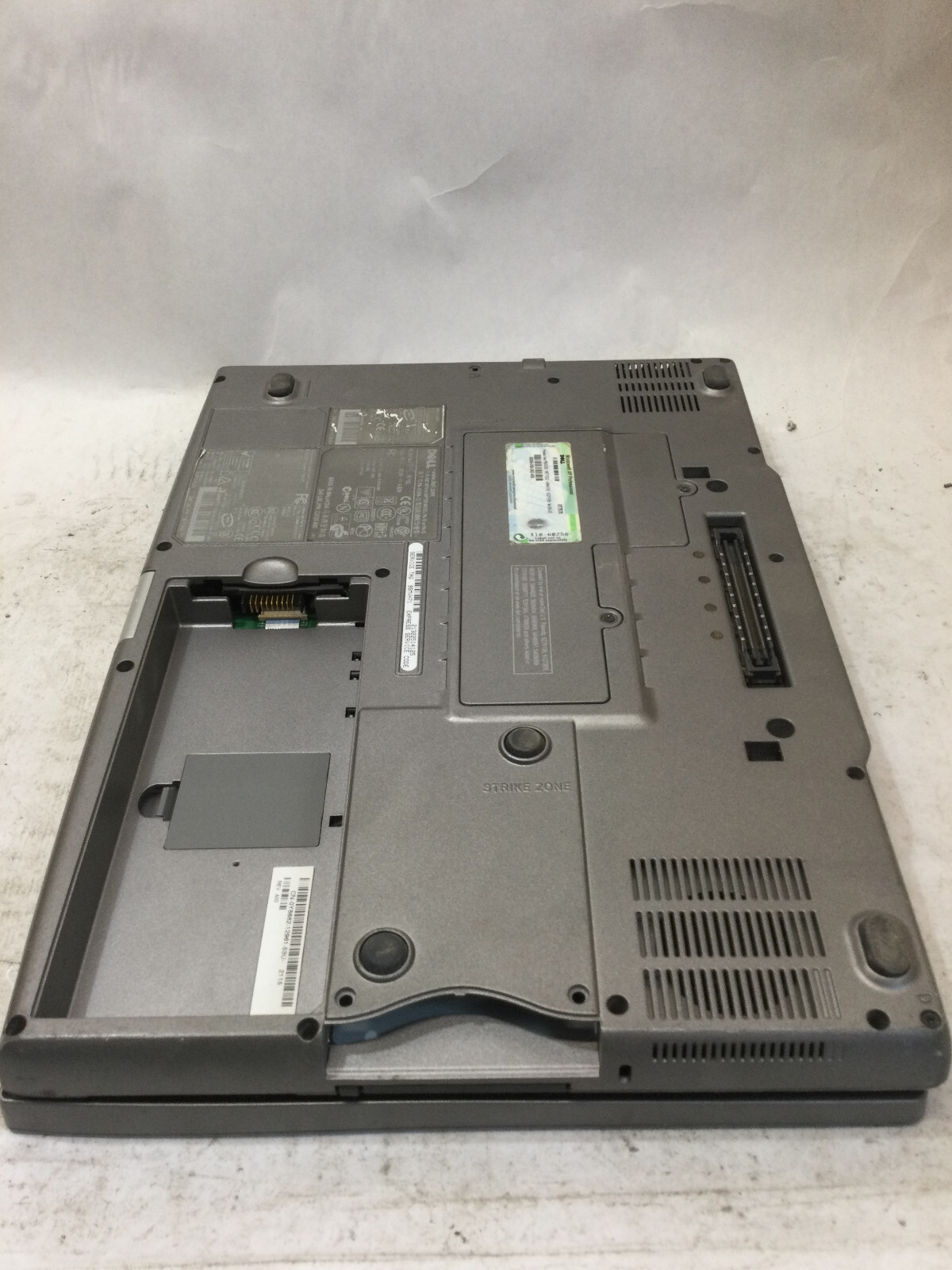 DELL LATITUDE D810 = FOR PARTS/POWERS ON- INTEL CENTRINO – READ DESCRIPTION – BB