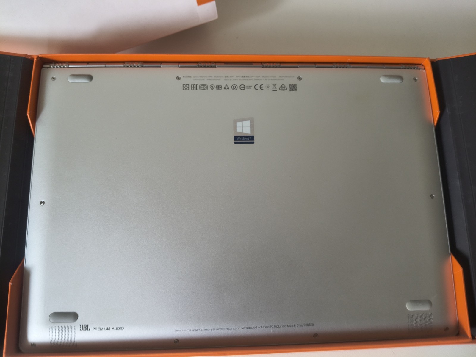 Yoga 910 convertible i7 7th 512G with 30 cycle count upto 15 hrs & No scratches