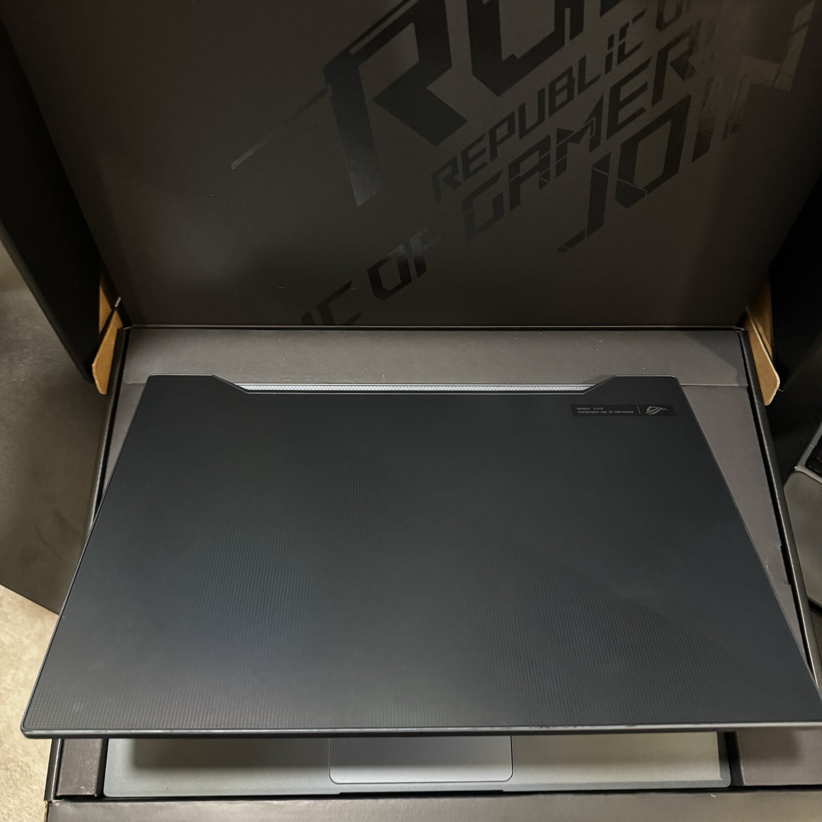 ASUS ROG Zephyrus M15 240hz (2070, i7 A 10750h, 1TB m.2) Laptop – Black