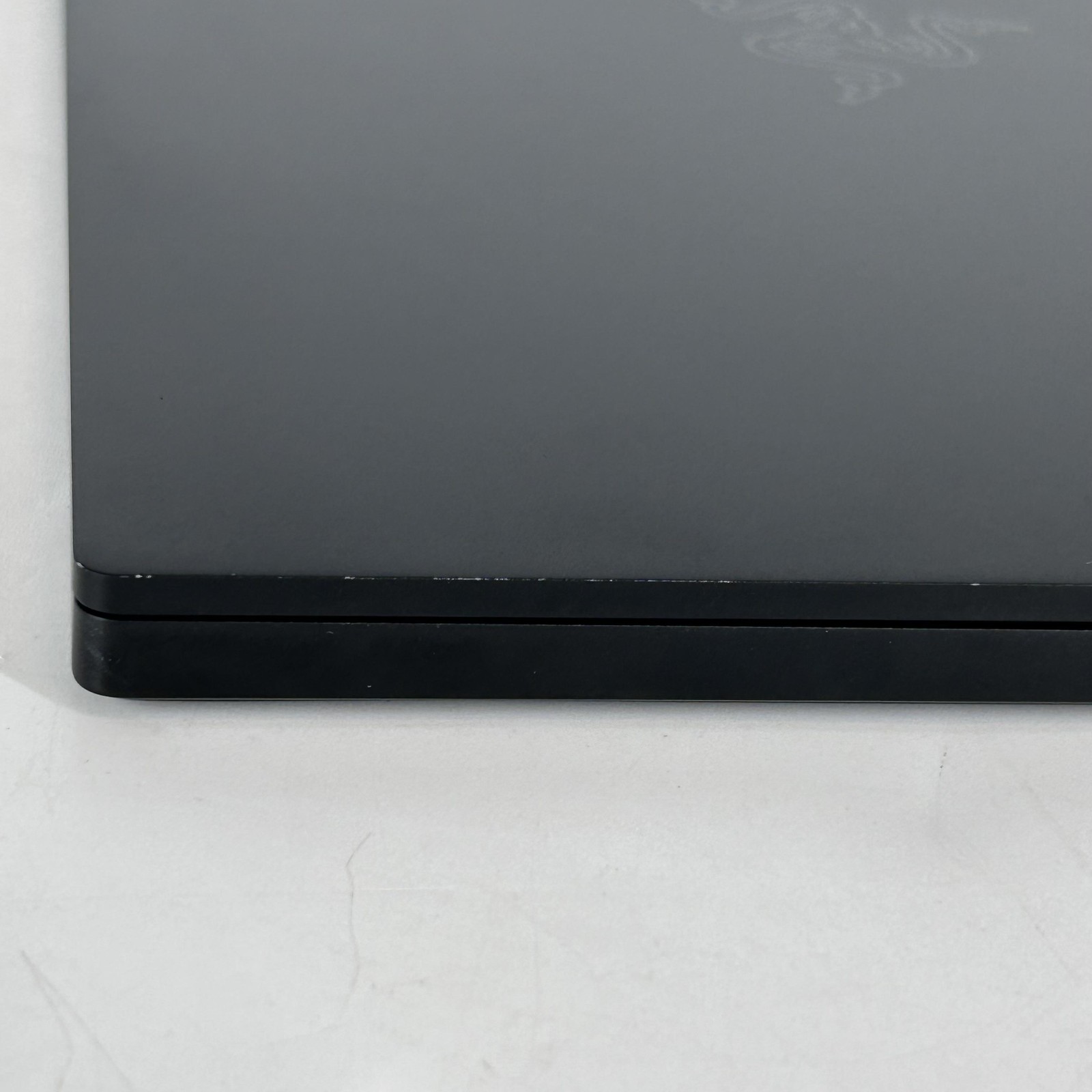 Razer Blade Stealth 13 FHD i7-8565U 1.80GHz 8GB 256GB SSD Good Chipped Screen