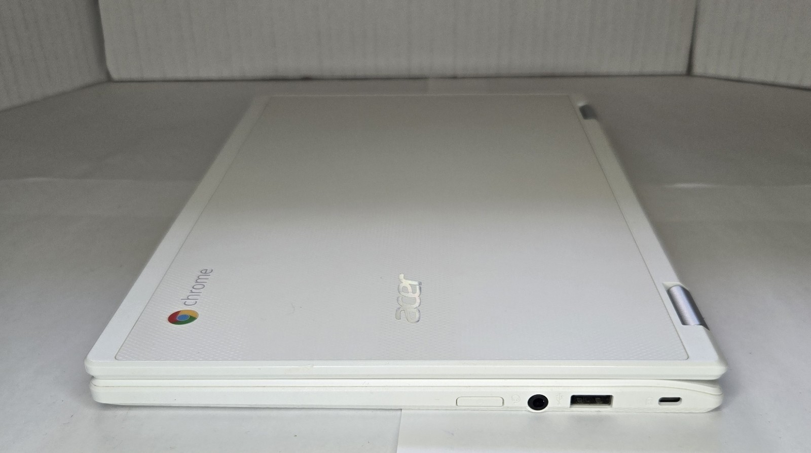 Acer Chromebook N15Q8 11.6″ Touchscreen 2-in-1 Laptop, White, w/ Charger