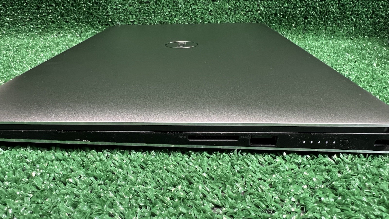 Dell XPS 15 9560 15.6″ i5-7300HQ, GTX 1050, 8GB RAM, 256GB SSD, Win 10.