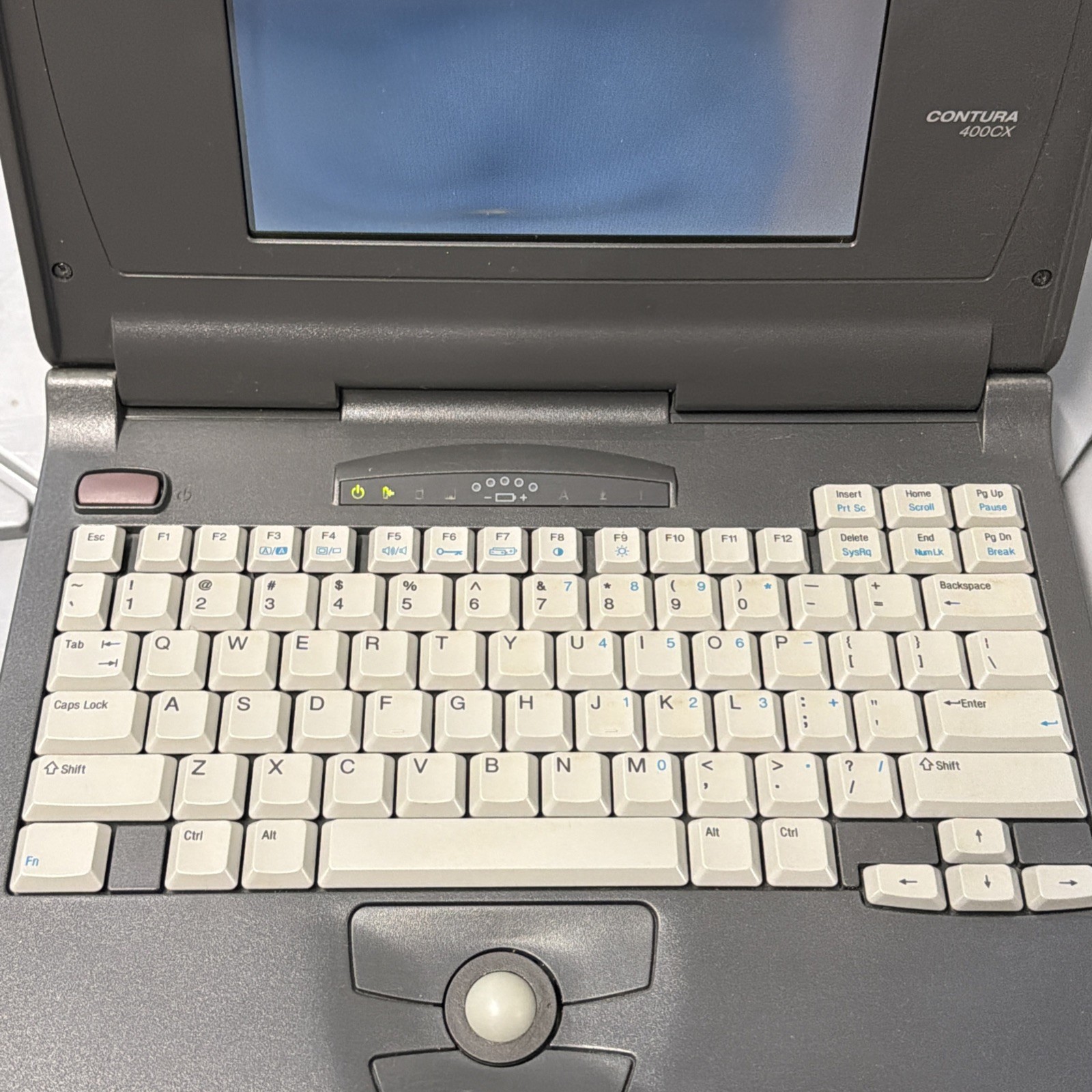 COMPAQ CONTURA 400CX 8.5″ VINTAGE PC LAPTOP SOLD AS-IS (POWERS ON)