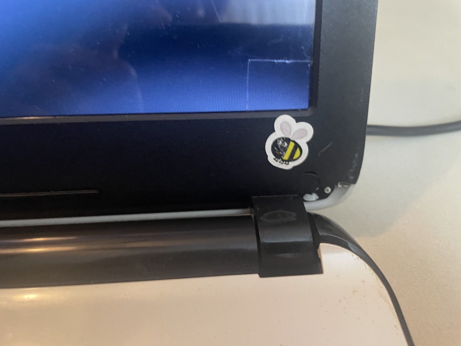 HP Pavilion 14-r016la storage 500GB Memory 4GB white color