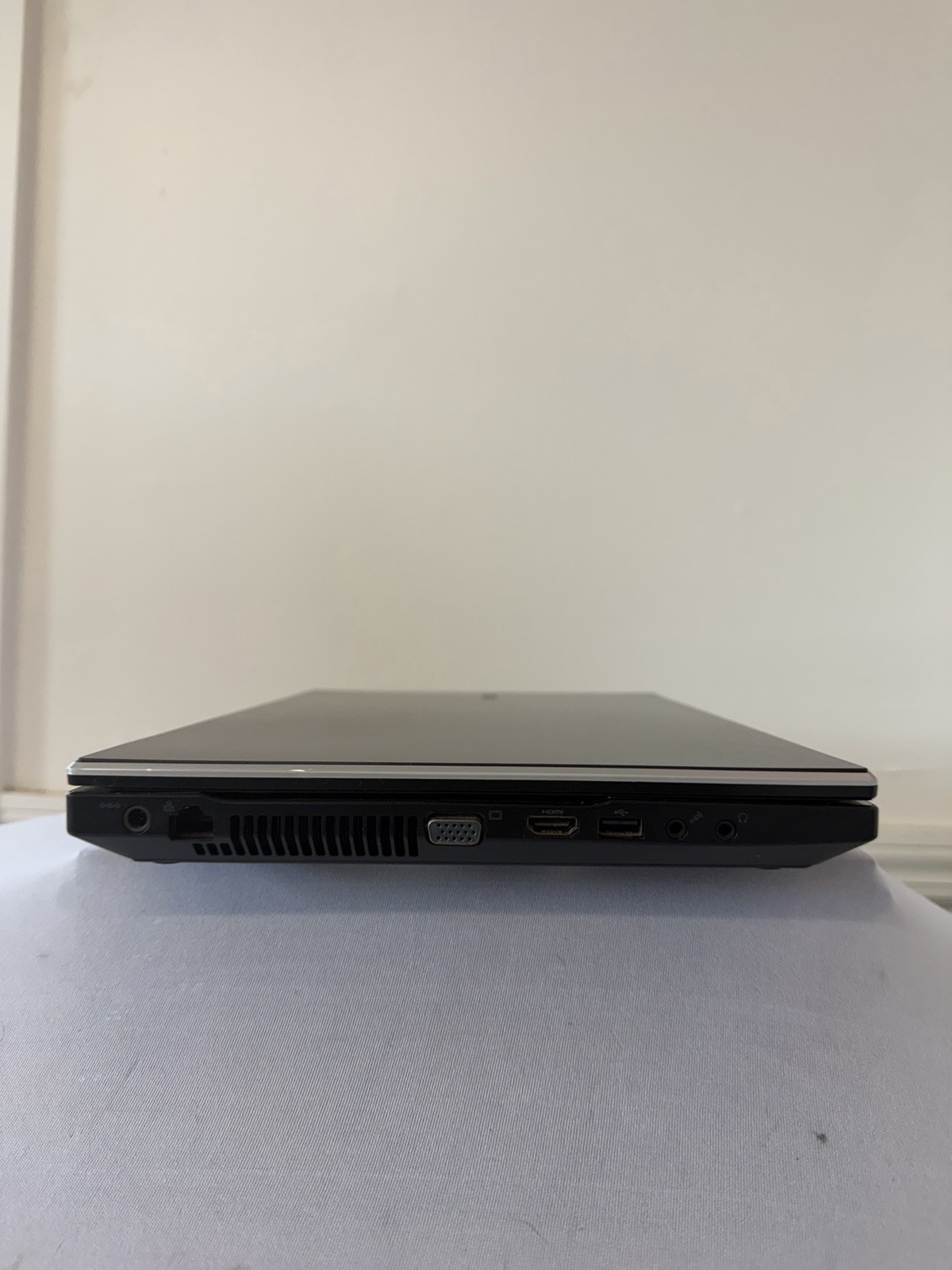 Samsung NP300 V5A Laptop – Good Screen – Intel i5-2430M – RAM 4 GB – Read Des