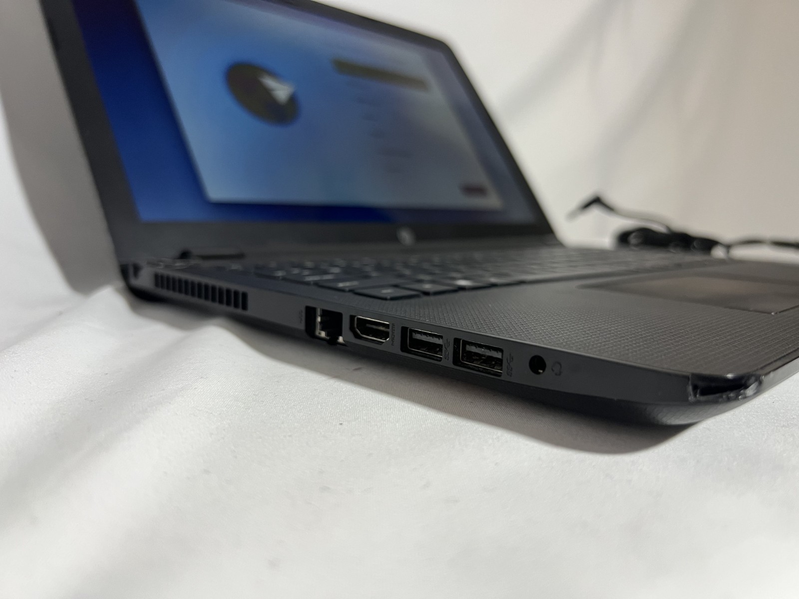 (READ!) HP Laptop 15-bs013dx: Core i3-7100U @2.40GHz, 12Gb DDR4, HDD+SSD, HP-OEM