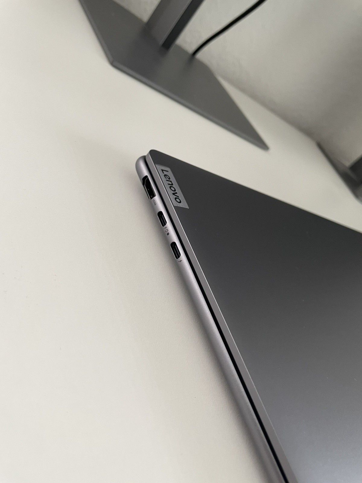Lenovo Yoga Slim 7i AI Laptop 14” WUXGA OLED Display Intel i7 32GB Ram 1TB SSD