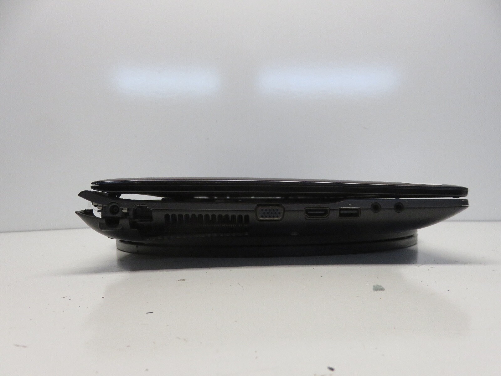 Samsung NP300E5A Intel i3-2330M 2.2GHz 4 GB NO HDD No Batt READ