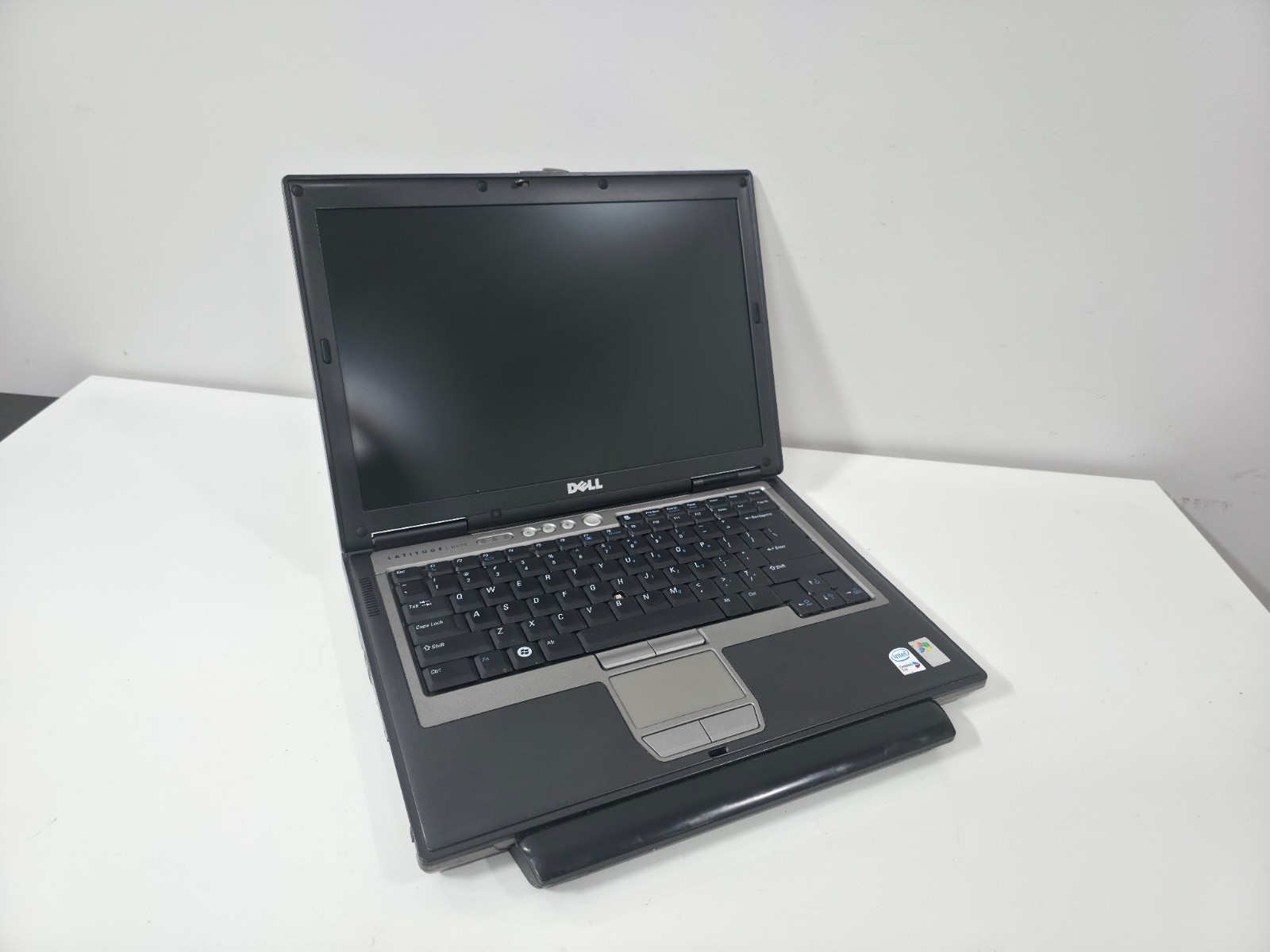 Dell D620 Laptop 2.33ghz 1gb Windows XP Pro WIFI DVD 500GB very fast! RS232