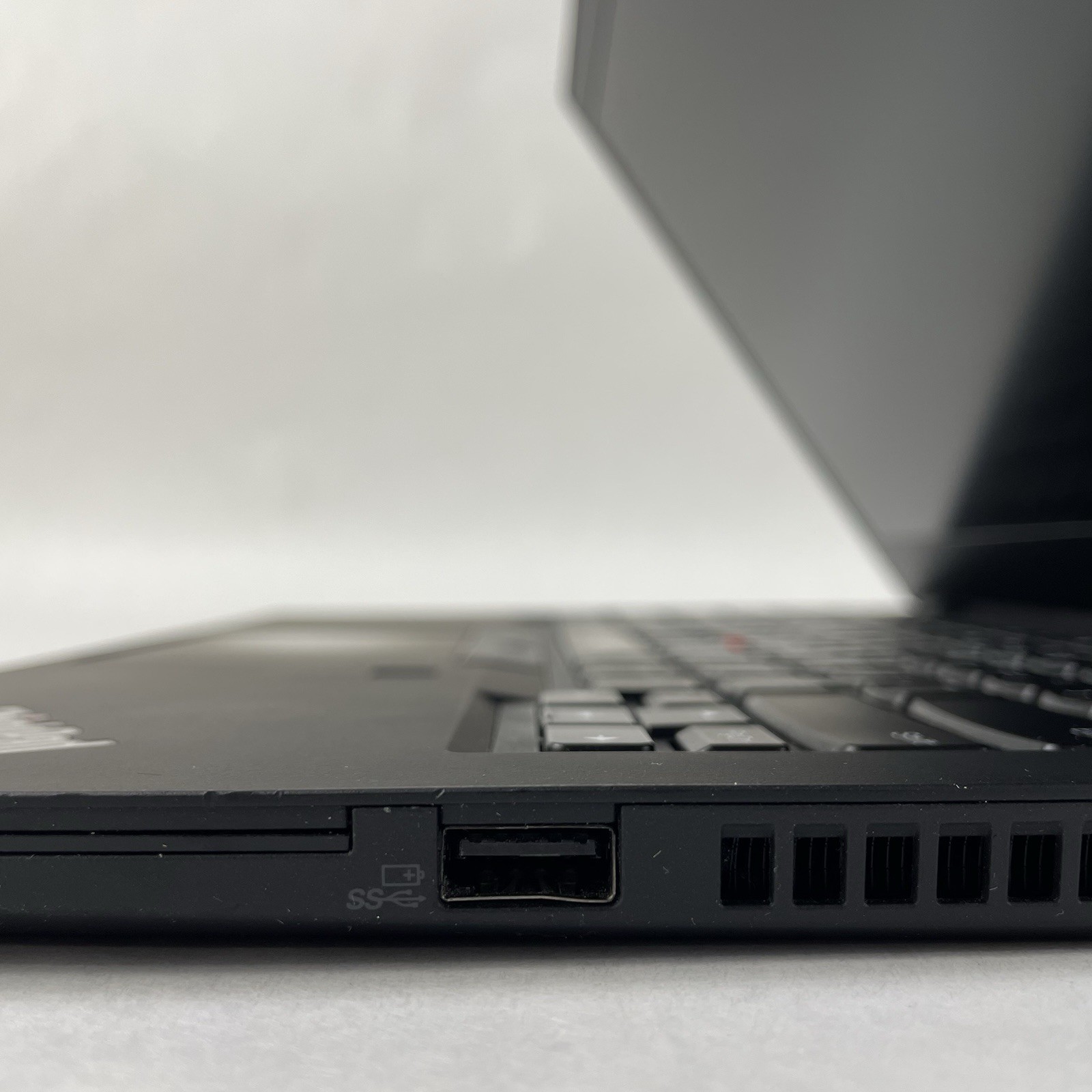 Lenovo ThinkPad T490 14″ i5-8365U 1.60 GHz 8 GB RAM No SSD/OS/AC – Bad Hinge