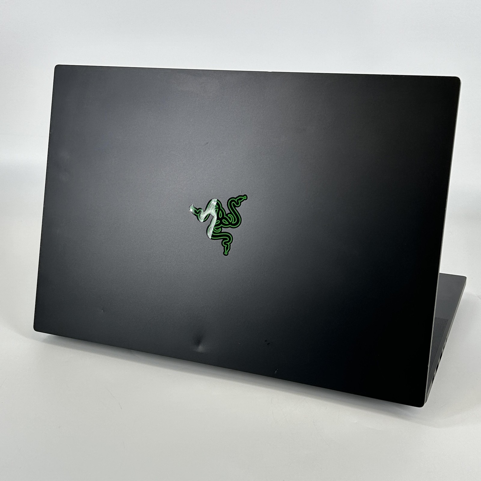 Razer Blade 16 240Hz QHD+ 2024 2.2 GHz i9-14900HX 32GB 2TB SSD RTX 4090 Good