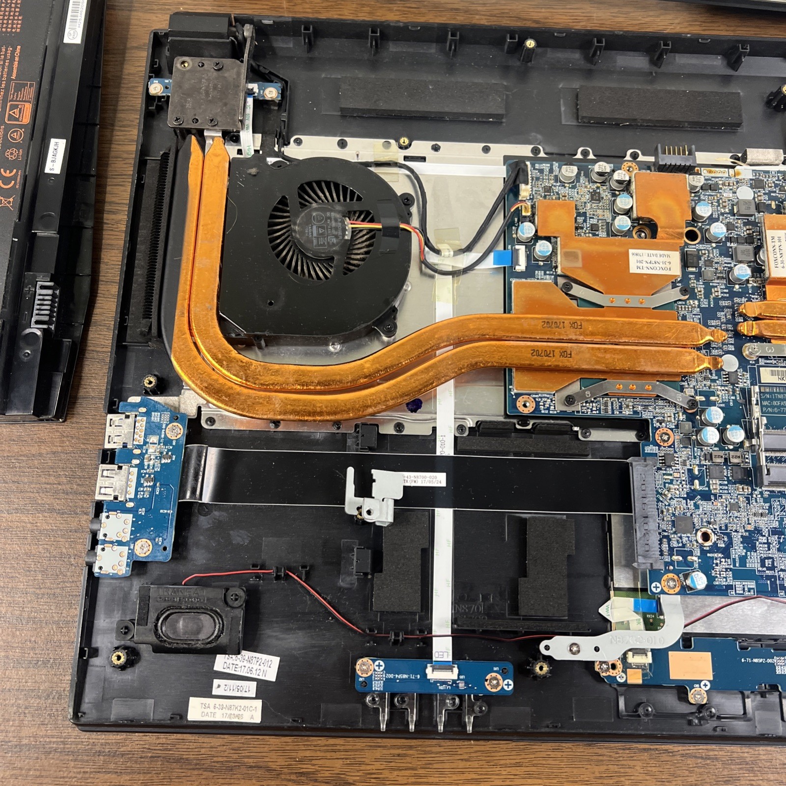 Eluktronics Eluktro Pro N870HP 17.3″ Core i7-7700HQ 2.8GHz Laptop – Barebones