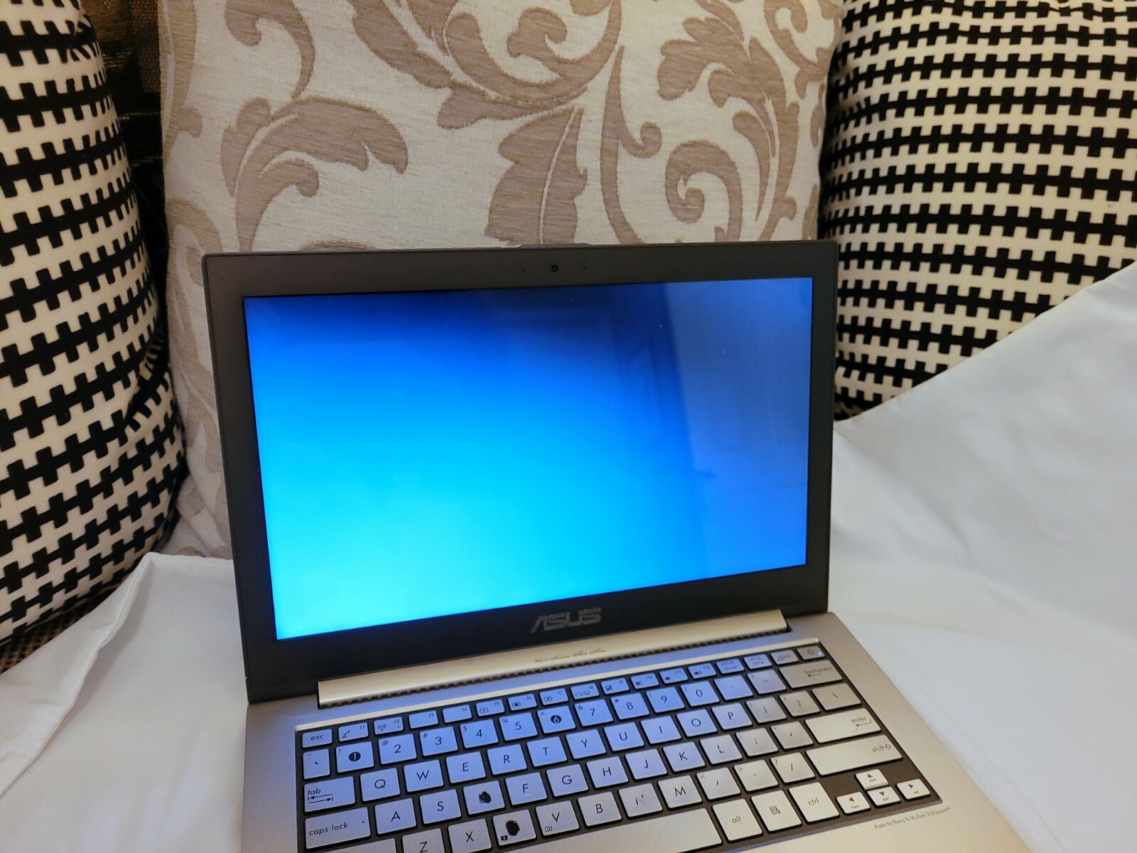 ASUS ZENBOOK UX31E CORE I5-2557M @ 1.4 GHz / 4 GB RAM / 128GB SSD / 13.3″ LED 16