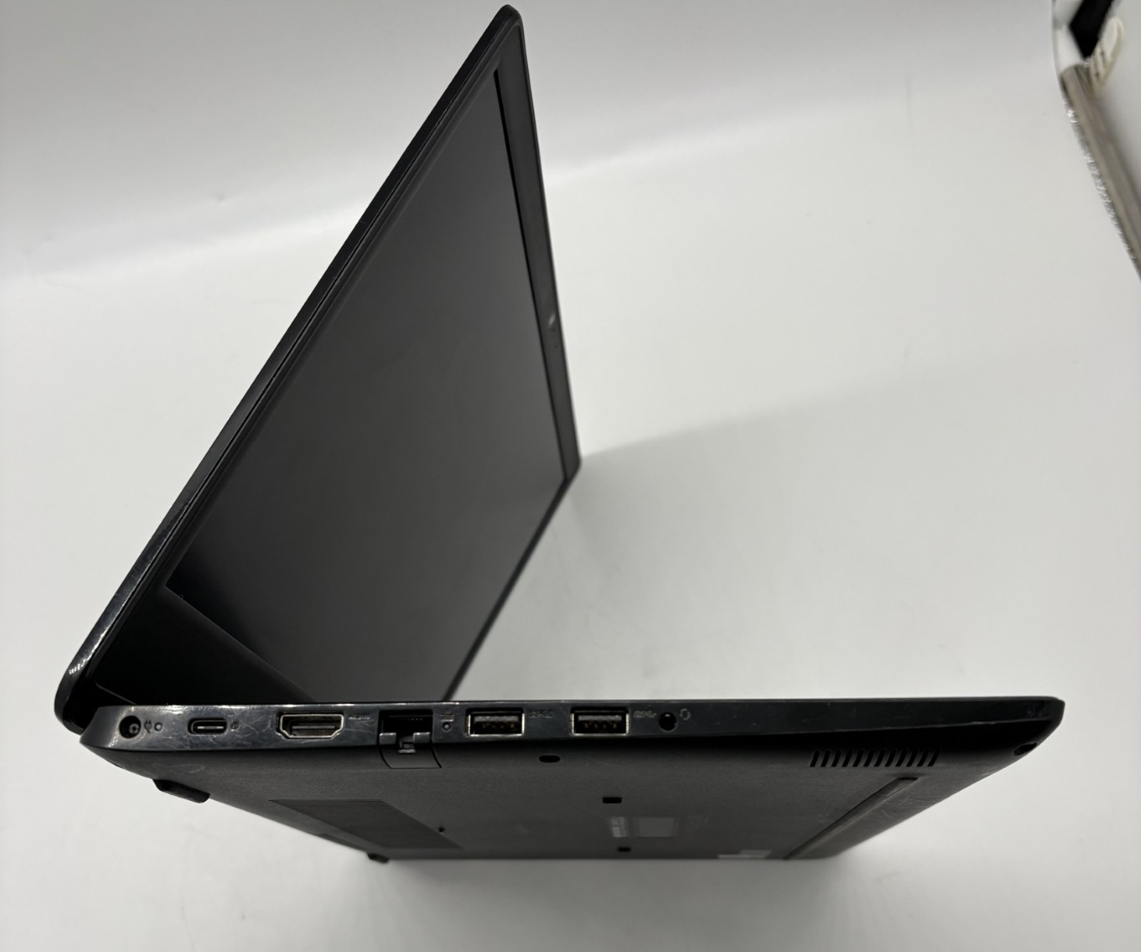 Dell Latitude 3400 14″ i5-8265U 8GB RAM 256GB M.2 SSD Windows 11 Pro 31% Battery